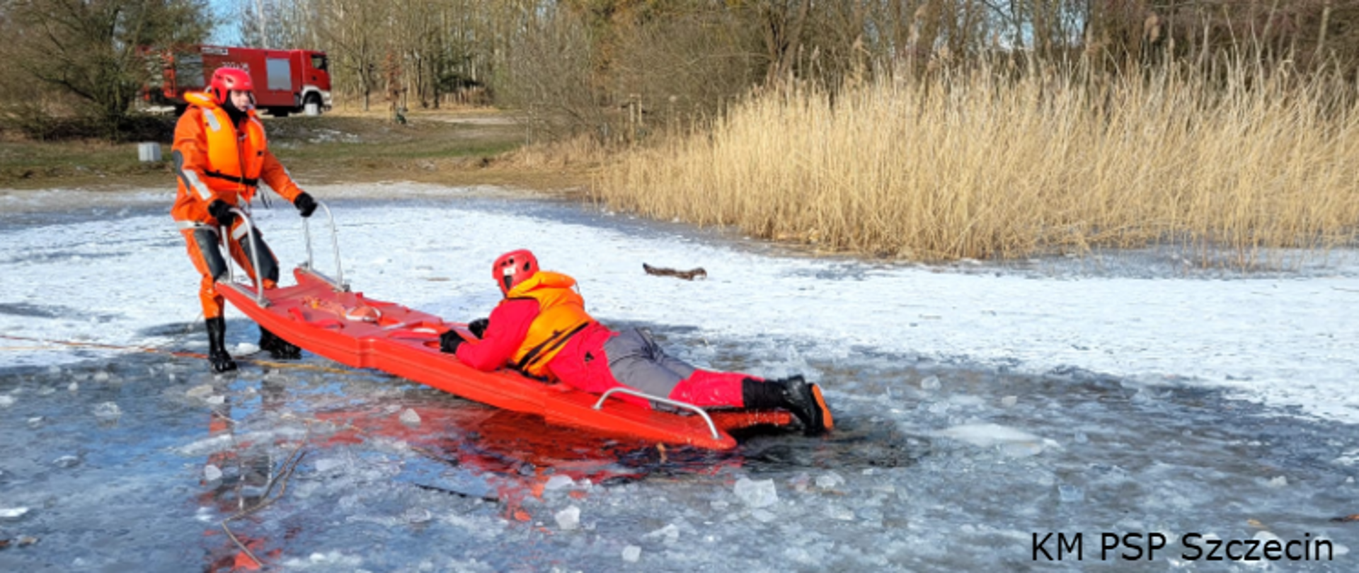 Ćwiczenia strażaków JRG 2 na lodzie