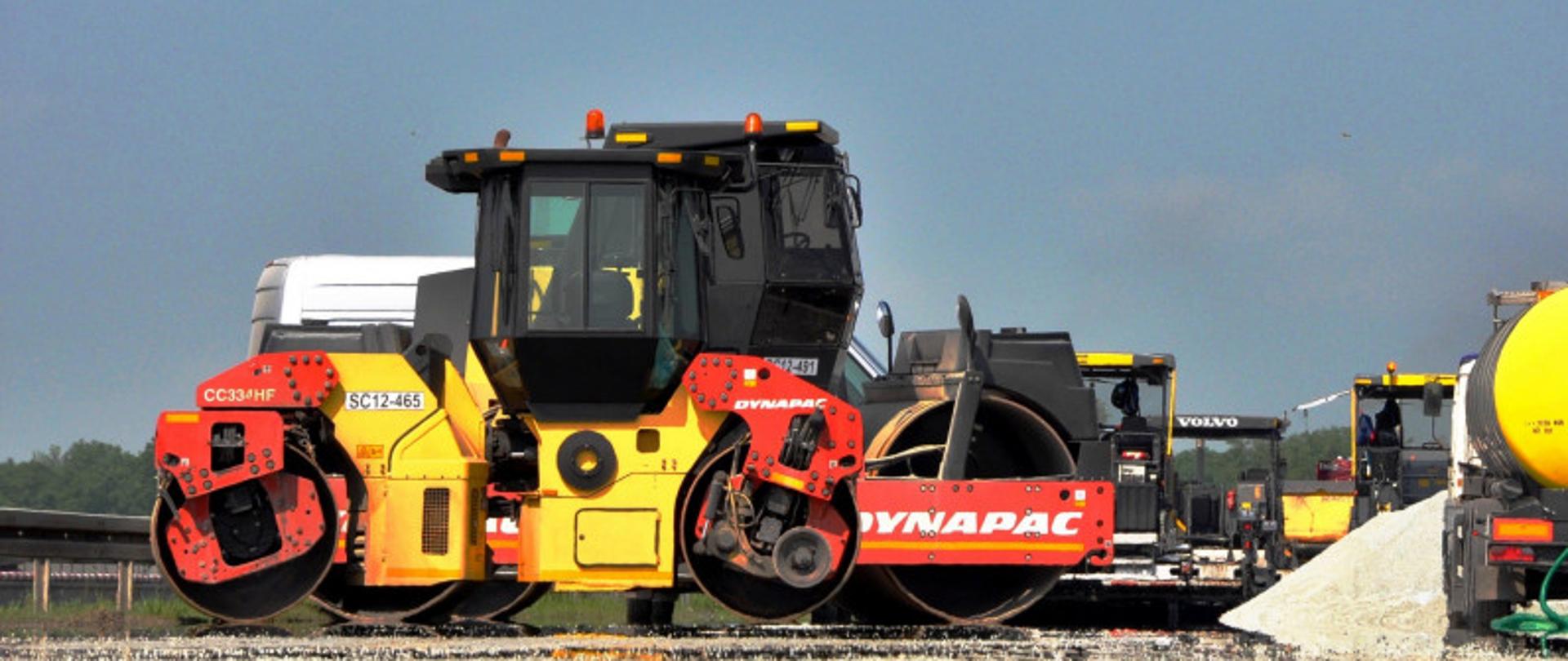 Roboty drogowe. Walcowanie nawierzchni.