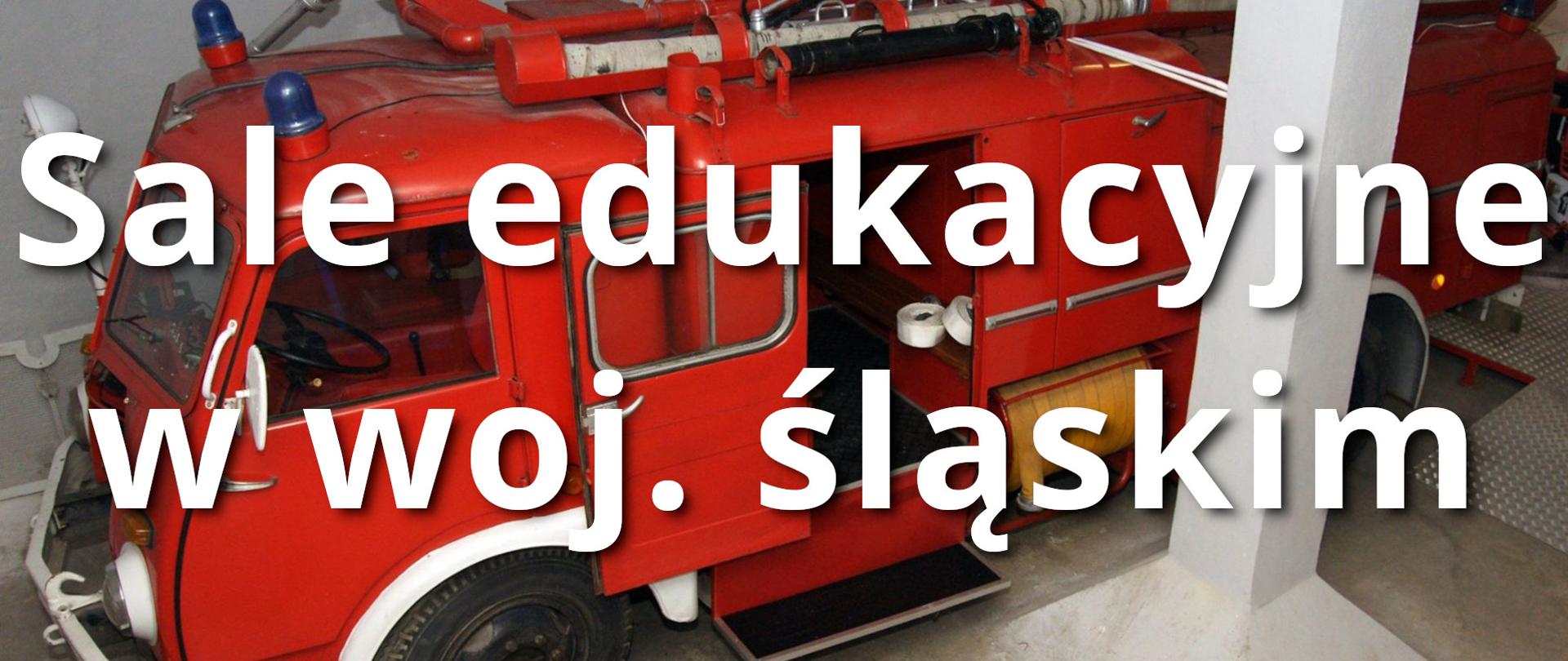 Ilustracja przedstawia w tle zabytkowy pojazd pożarniczy, a na pierwszym planie duży biały napis sale edukacyjne w woj, śląskim.