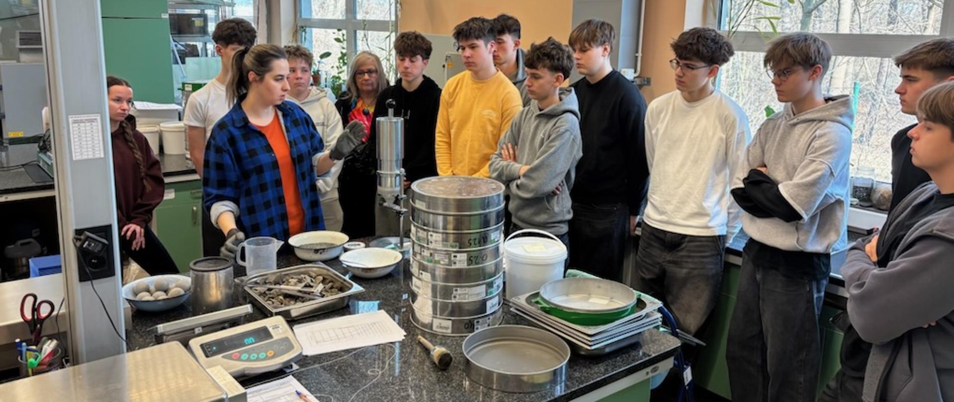 Uczniowie technikum budowlanego podczas warsztatów w laboratorium GDDKiA