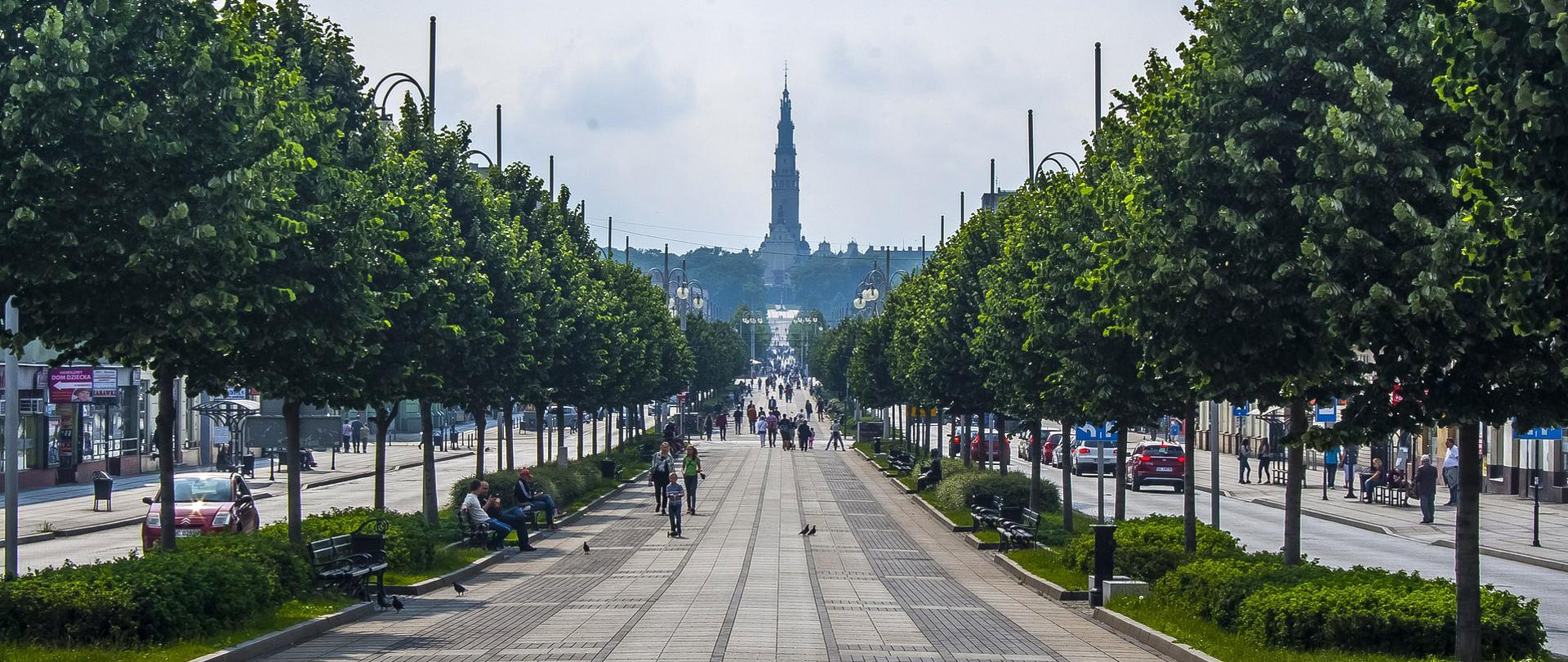 Deptak w Częstochowie. W tle wieża kościoła na Jasnej Górze. 