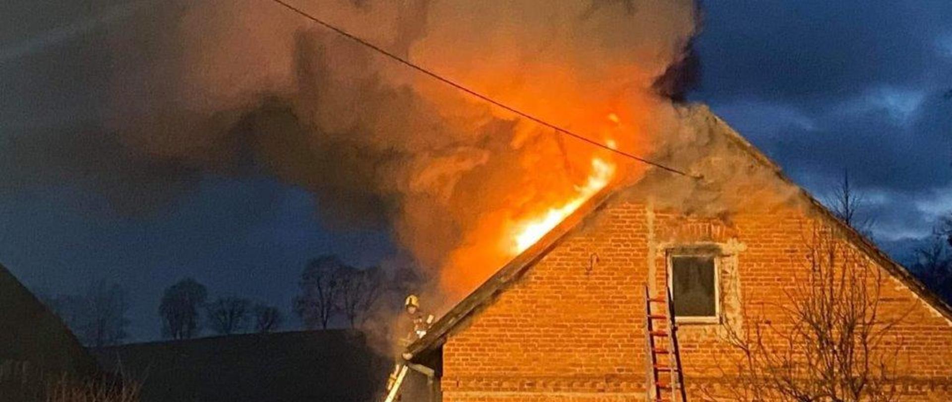 Zdjęcie przedstawia dach budynku mieszkalnego objęty pożarem