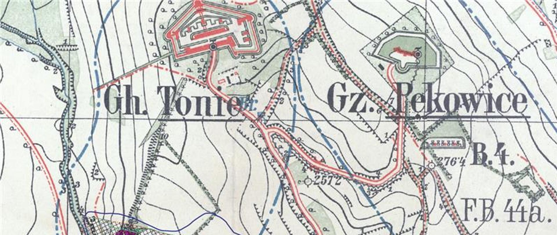 Fragment historycznej mapy topograficznej przedstawiającej okolice fortów w rejonie Tonie i Pękowice. Na mapie widoczne są oznaczenia fortyfikacji (m.in. fort w Tonie i fort w Pękowicach), linie wysokościowe, drogi, cieki wodne oraz granice działek. Zaznaczone są także obszary z siatką kolorową, prawdopodobnie oznaczające strefy lub obiekty wojskowe. W dolnej części znajduje się skala w metrach (0–400 m) oraz strzałka północy.