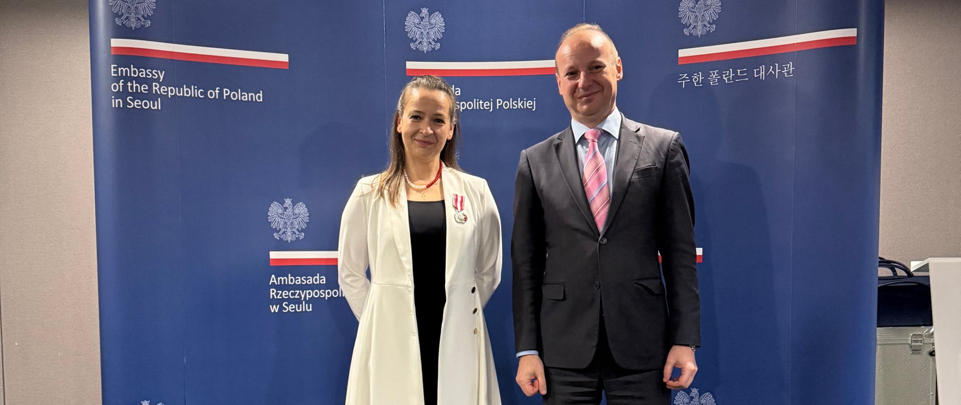 Wręczenie Odznaki Honorowej za Zasługi dla Polonii i Polaków za Granicą Pani Beacie Kang-Bogusz