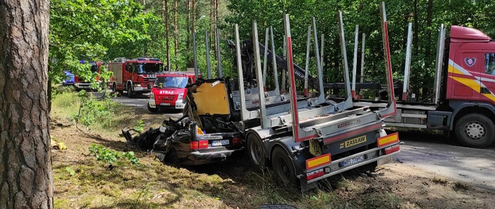 Zdjęcie przedstawia wypadek samochodu osobowego z ciężarowymi w miejscowości Wielbark