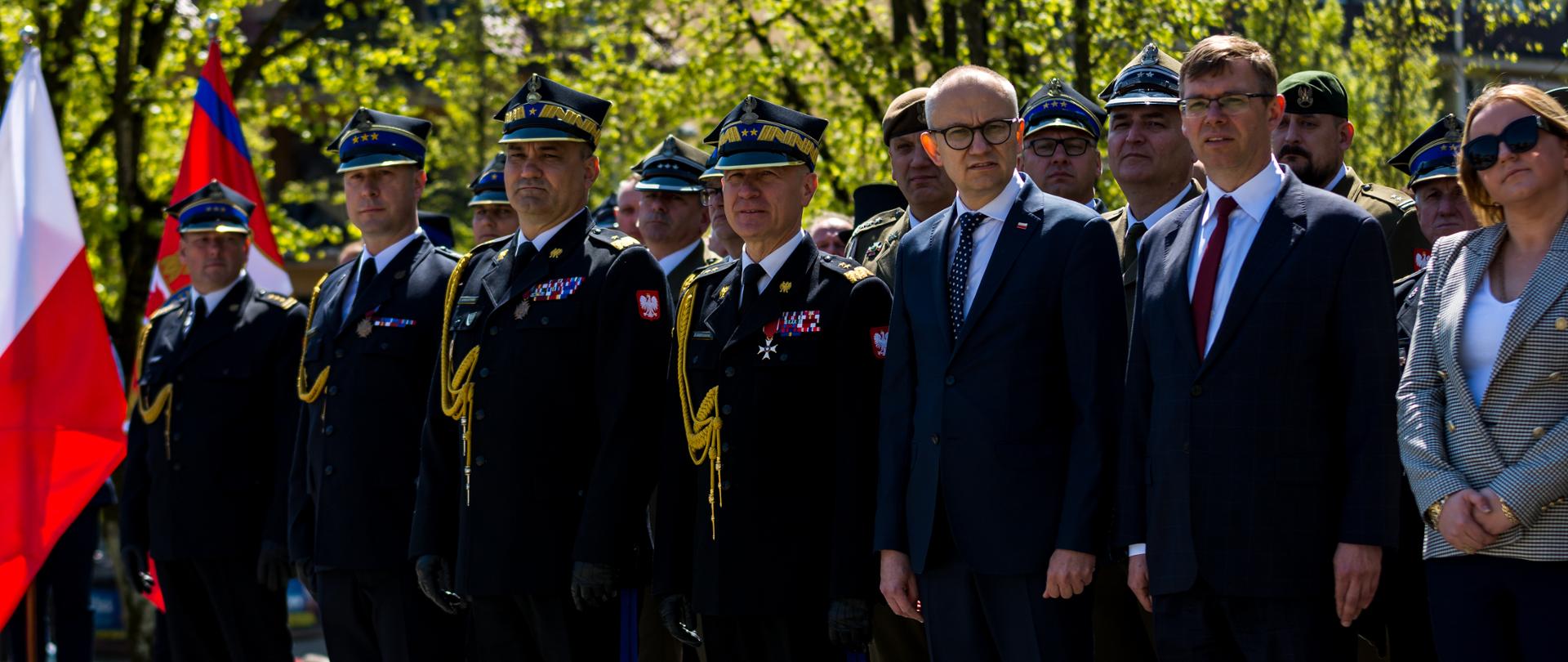 Funkcjonariusze PSP oraz zaproszeni goście stoją podczas apelu 