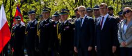 Funkcjonariusze PSP oraz zaproszeni goście stoją podczas apelu 