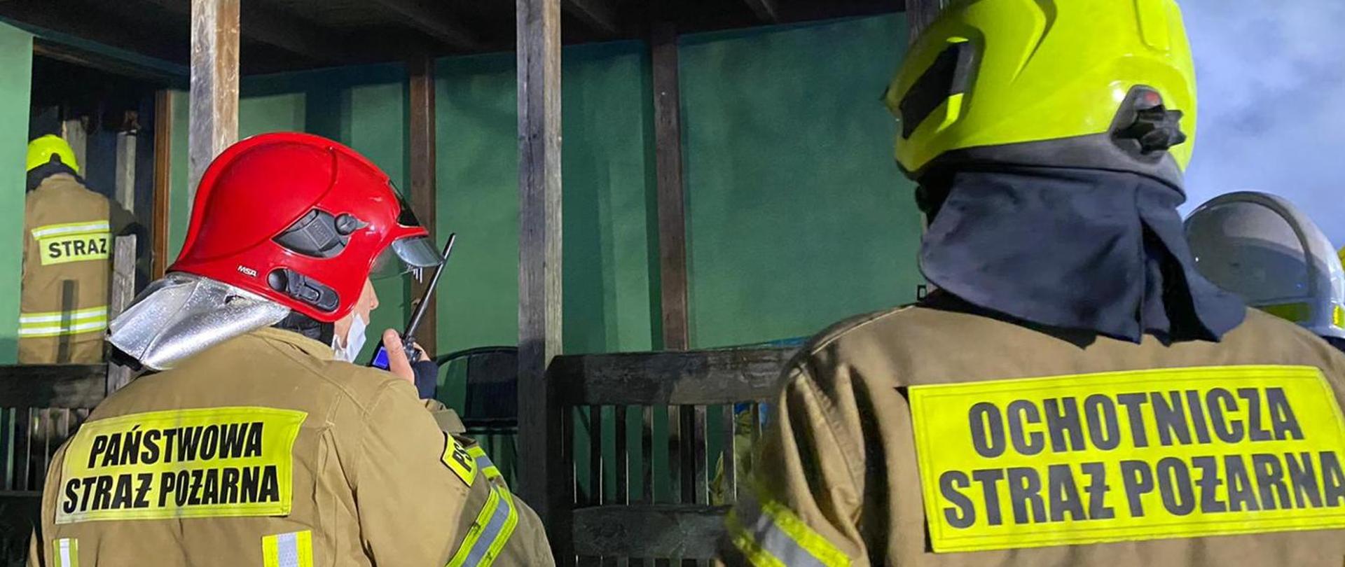 zdjęcie przedstawia dwóch strażaków