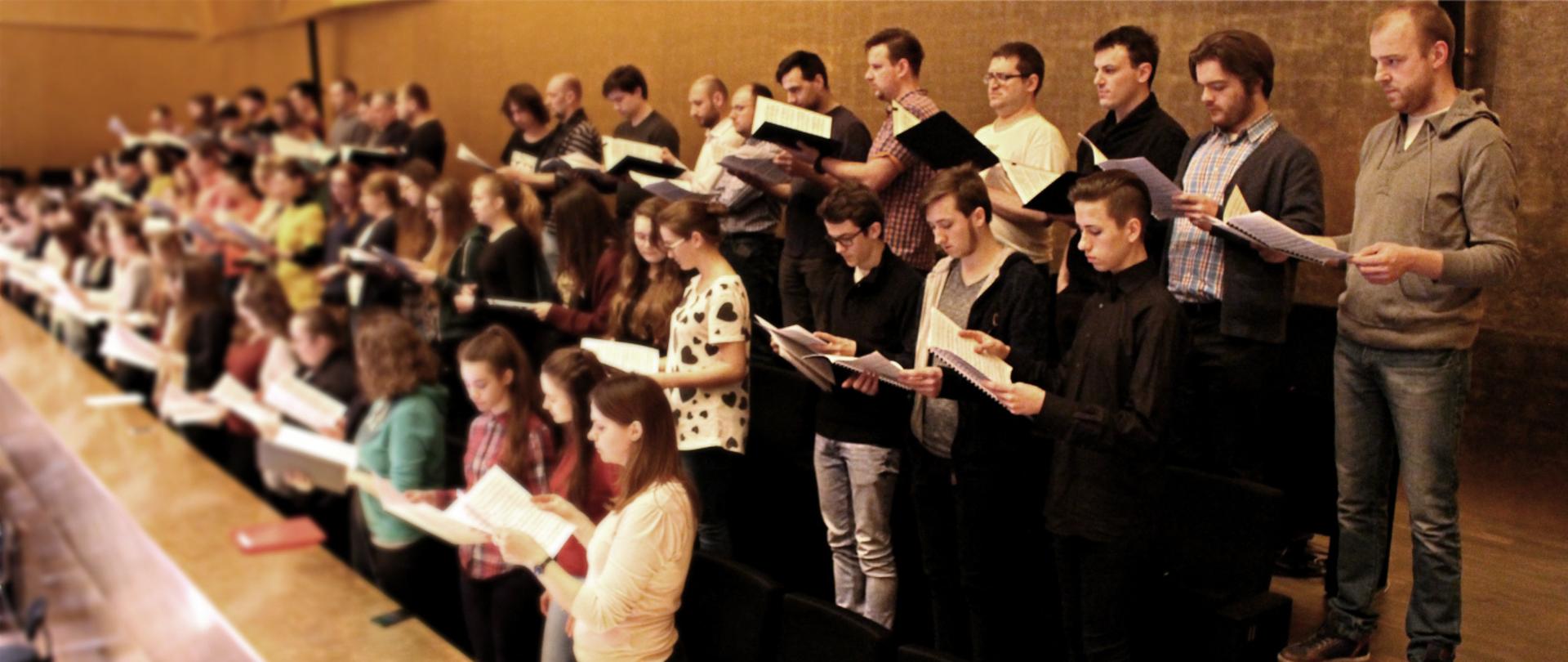 Zdjęcie przedstawia Chór ZPSM na próbie w Filharmonii w Szczecinie