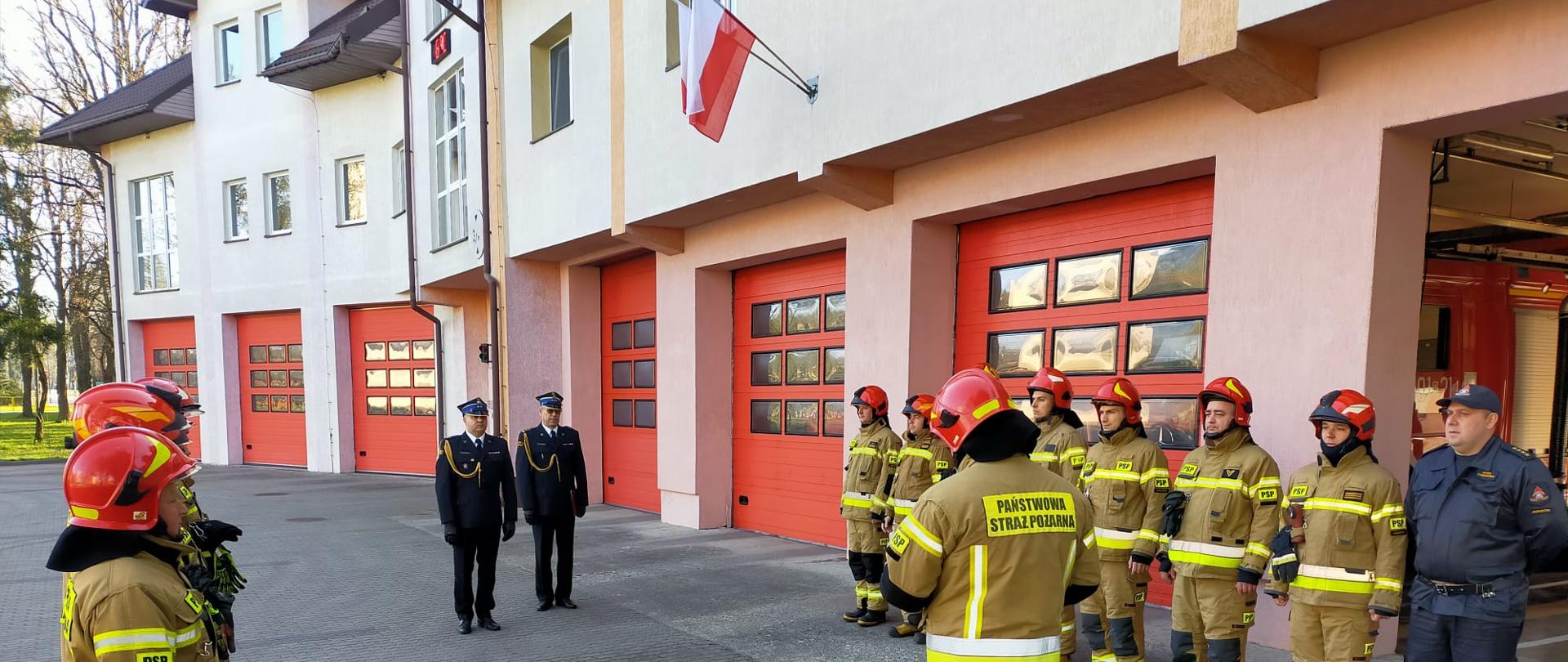 Na zdjęciu widać strażaków podczas uroczystego apelu z okazji dnia Flagi Rzeczpospolitej Polskiej