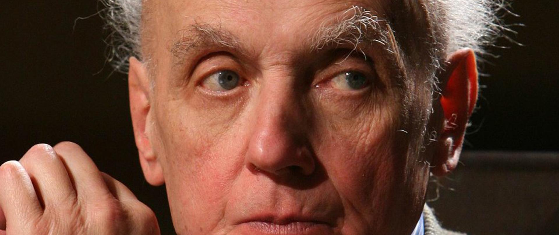 Portret Wojciecha Kilara na czarnym tle