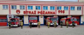 Strażacy JRG1 Państwowej Straży Pożarnej przyłączyły się tradycyjnie do ogólnopolskiej inicjatywy uczczenia rocznicy wybuchu Powstania Warszawskiego. Stoją na baczność przed pojazdami JRG1, które zostały wystawione przed garaż. Pojazdy mają włączone sygnały dźwiękowe i świetlne.