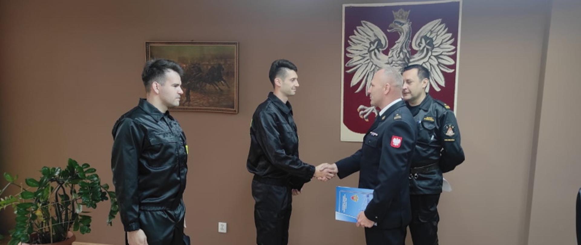 Ślubowanie na strażaka w obecności komendanta powiatowego PSP w Stalowej Woli