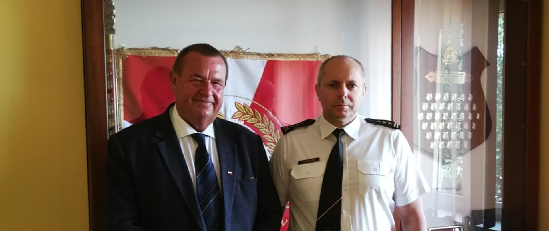 Na zdjęciu widać posła na Sejm RP oraz Komendanta Powiatowego PSP na tle sztandaru 