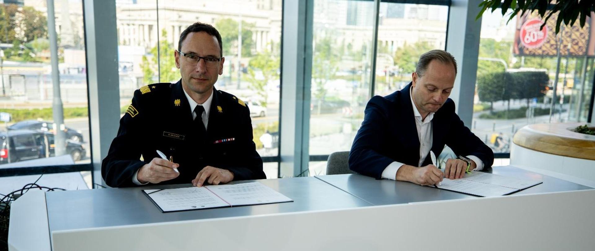 Komendant Główny PSP podpisuje porozumienie z Prezesem banku PKO BP SA.
