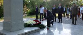 Złożenie_wieńca_przez_ministra_Pawła_Solocha_pod_pomnikiem_ku_czci_żołnierzy_Armii_Gen_Andersa_i_polskiej_ludności_cywilnej_w_Taszkencie
