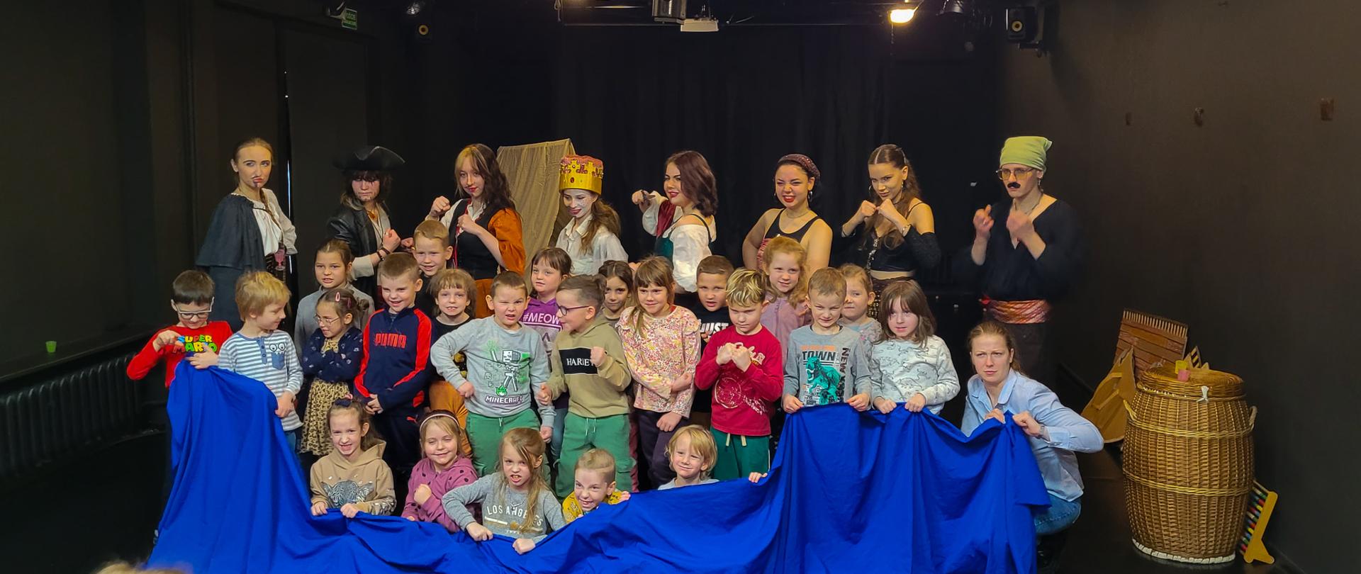 Grupa dzieci i aktorów po spektaklu pt. ,,Baśń o korsarzu Palemonie" Jana Brzechwy