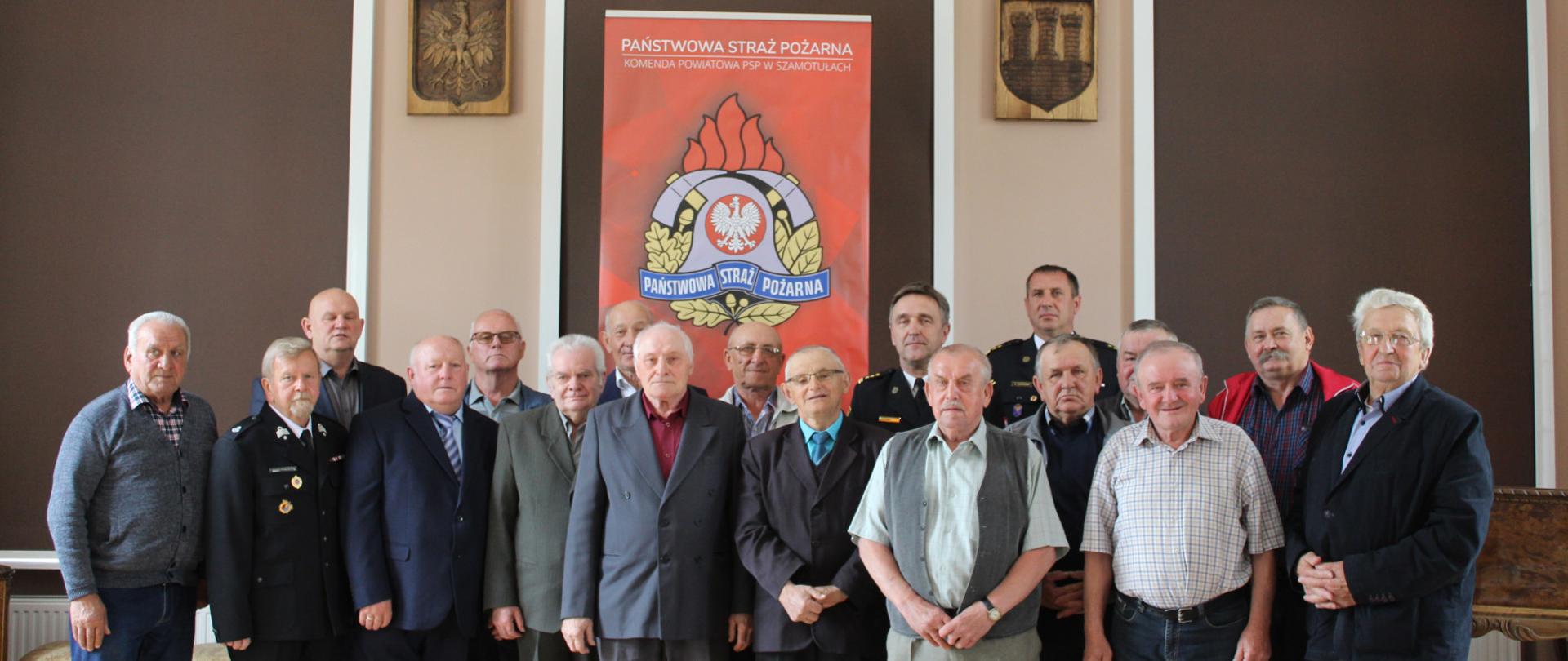 Widać kilku strażaków na zdjęciu grupowym, Komendanta Powiatowego PSP, Z-cę Komendanta oraz Prezesa Zarządu Oddziału Powiatowego ZOSP RP w Szamotułach
