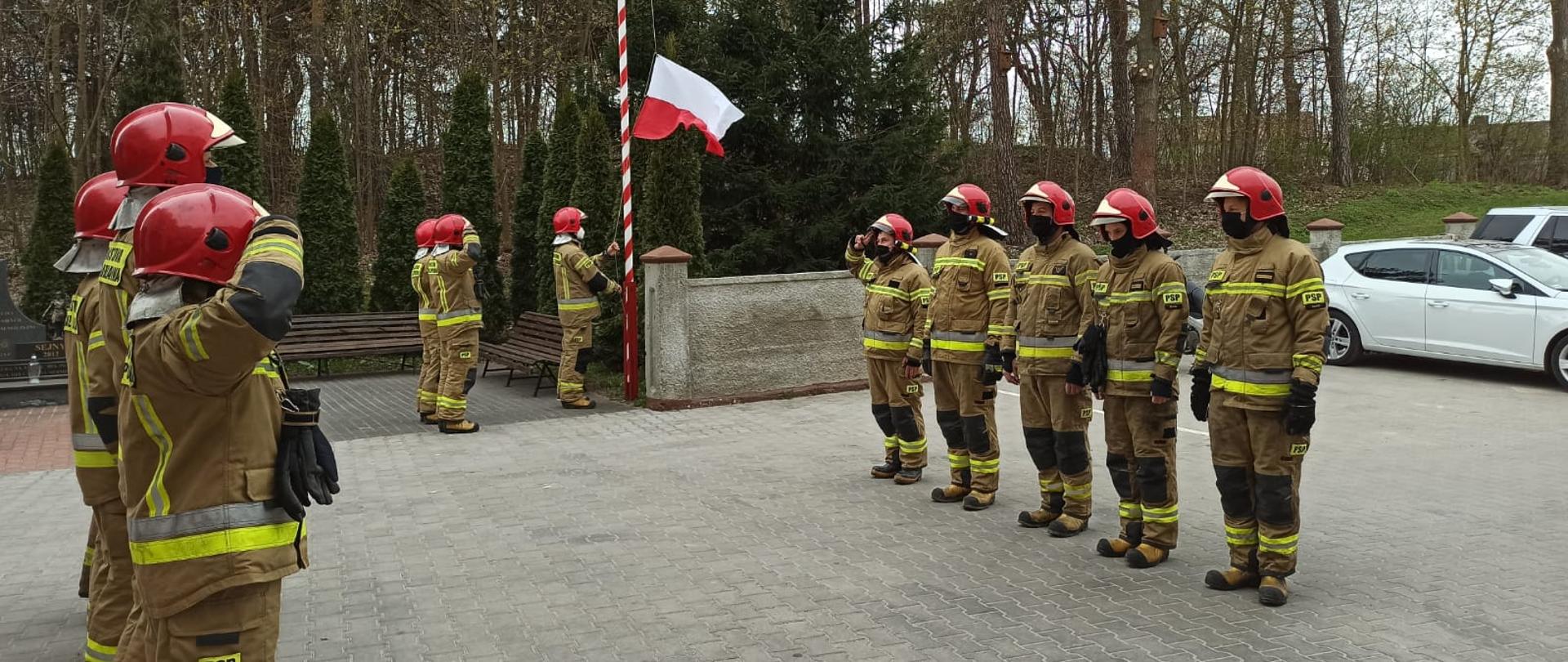 Uroczyste podniesienie flagi państwowej