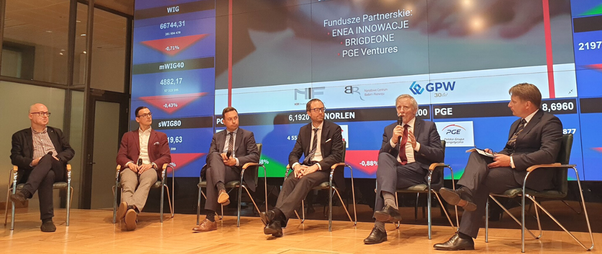 Panel z udziałem (od prawej) Prezesa Zarządu NIF Krzysztofa Szuberta, Dyrektora NCBR Wojciecha Kamienieckiego, Prezesa Zarządu GPW Marka Dietla oraz przedstawicieli Funduszy Partnerskich: Michała Smyka – Enea Innowacje, Marcina Markiewicza – BridgeOne i Tomasza Jakubiaka – PGE Ventures. 