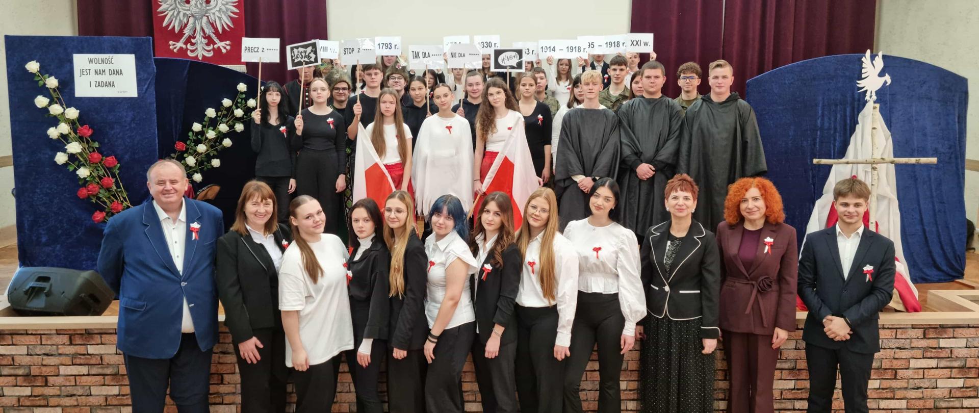 Święto niepodległości w ZSCKR w Powierciu, scenki tematyczne 