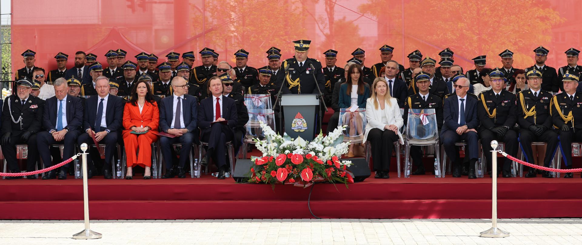 Na zdjęciu widać kobiety i mężczyzn