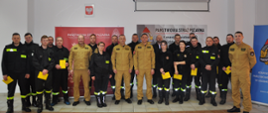 Zdjęcie przedstawia grupę druhów ochotników, którzy nabyli uprawnienia do kierowania działaniami ratowczymi