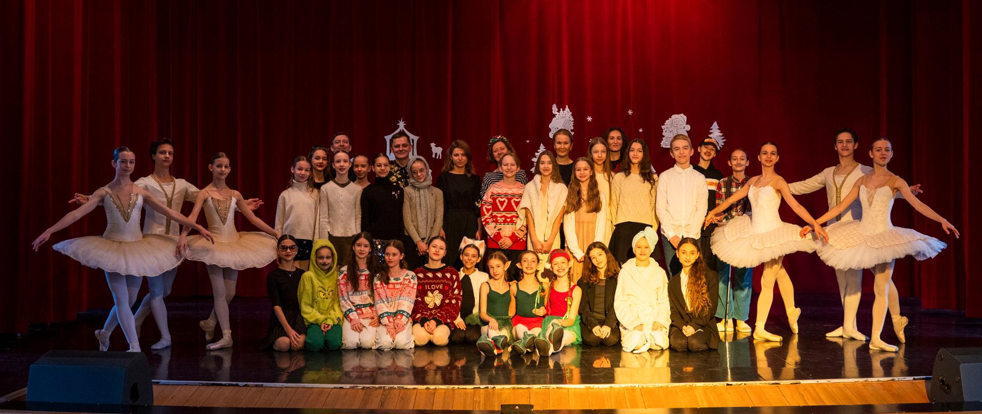 Jasełka szkolne, zdjęcie z auli; uczniowie klas III i V