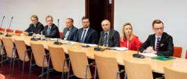 Stół, za stołem siedzą przedstawiciele administracji zespolonej z terenu Dolnego Śląska