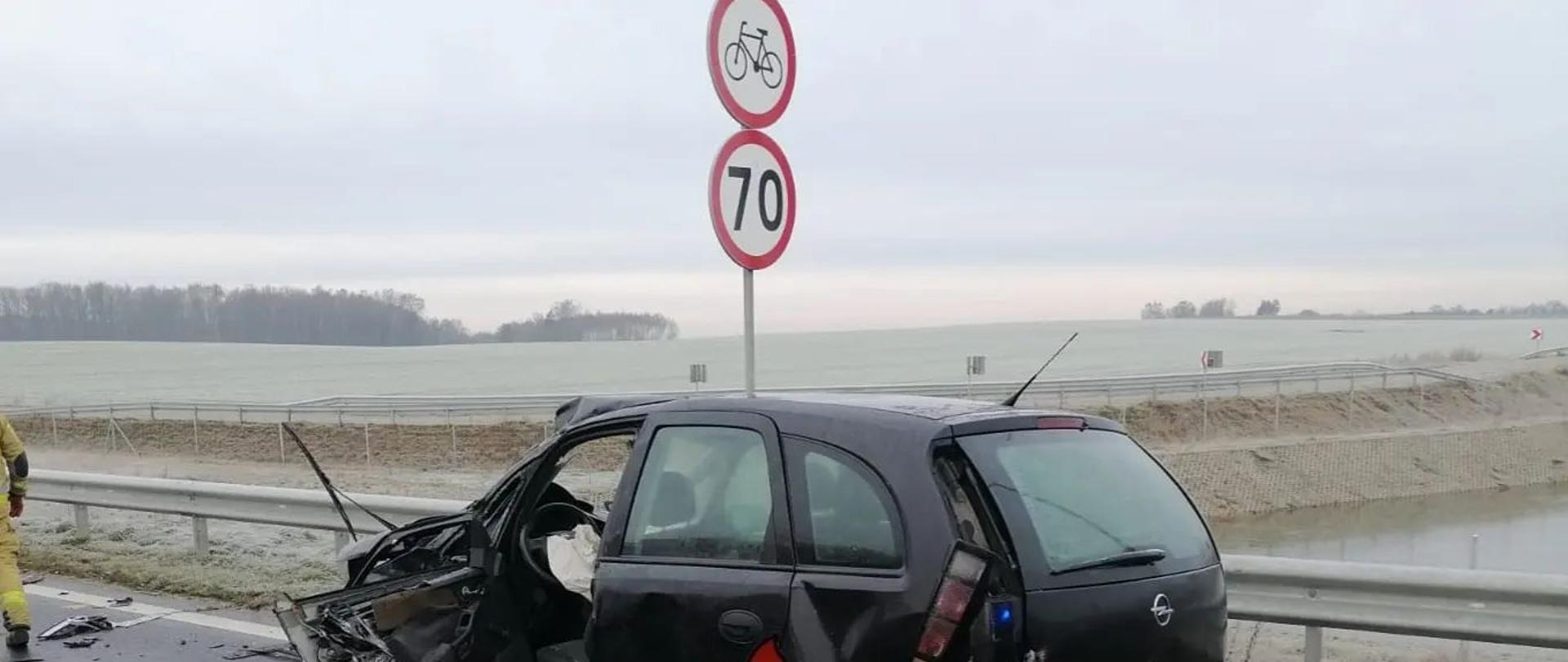 na zdjęciu rozbite pojazdy 