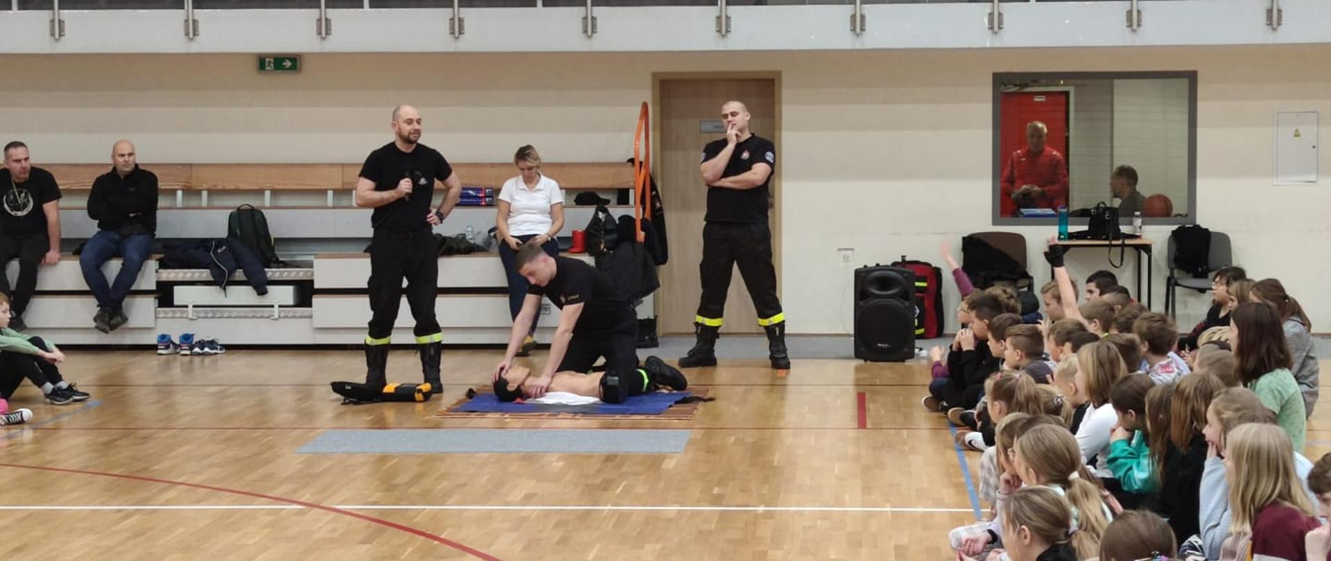 Na zdjęciu strażacy podczas pogadanki z dziećmi