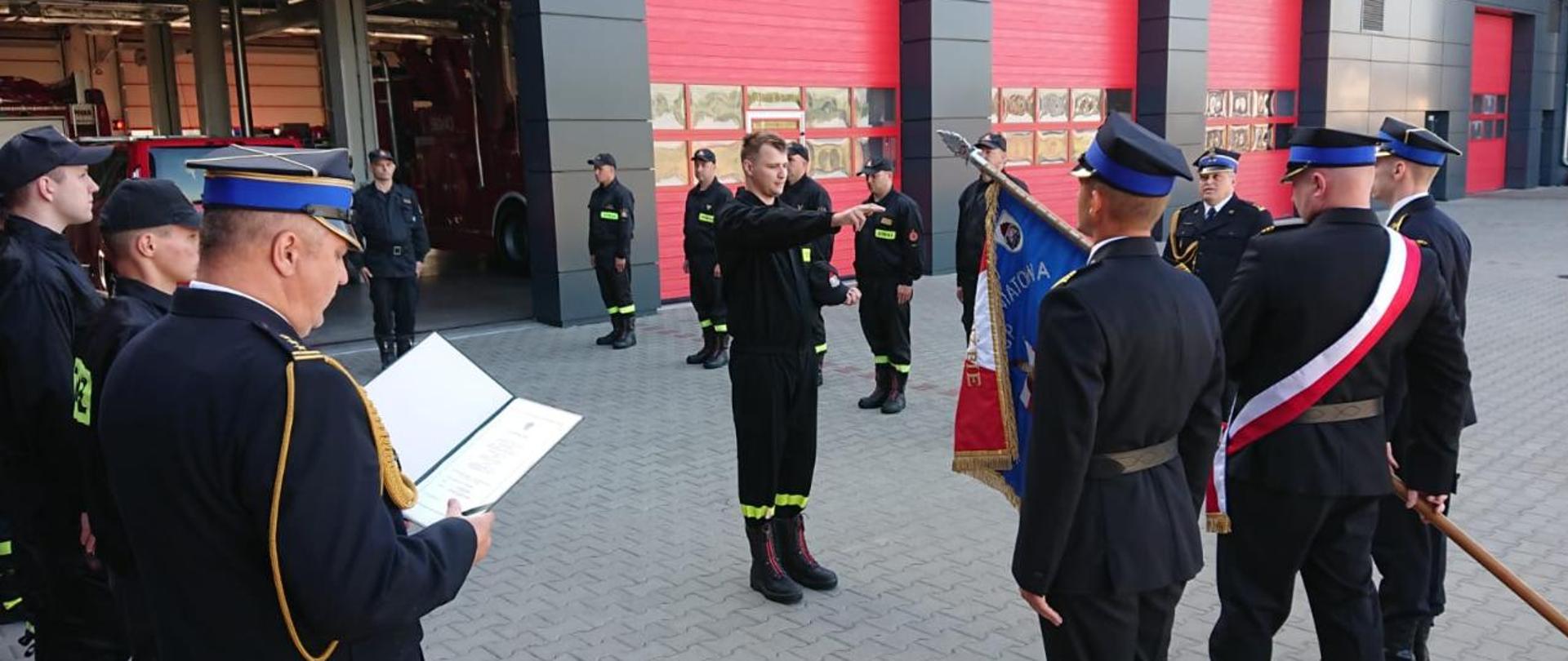 Ślubowanie_w_obecność_Komendanta_powiatowego_i_zastępcy_komendanta_powiatowego