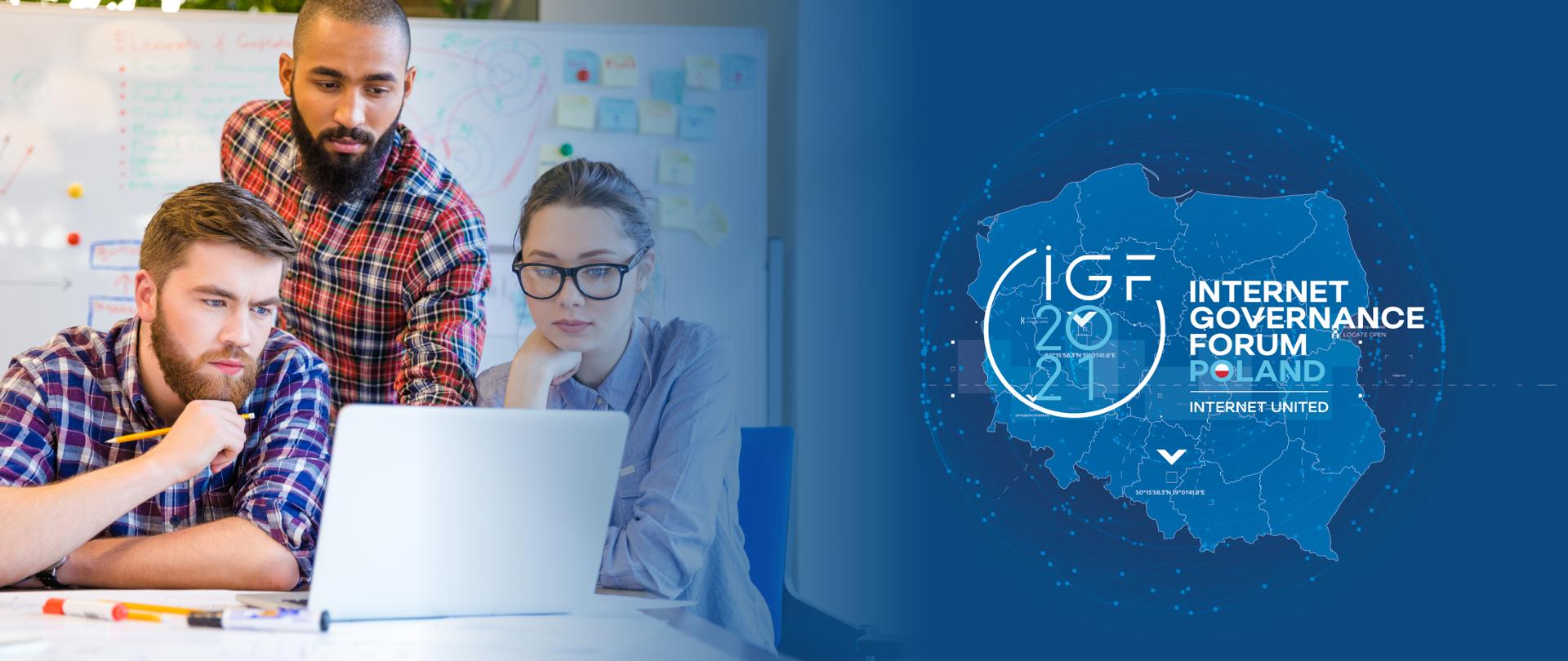 Zdjęcie przedstawia grupę młodych ludzi, która patrzy na laptop. Po prawej stronie slajdu znajduje się mapa Polski z napisem IGF 2021 Internet Governance Forum Poland. 