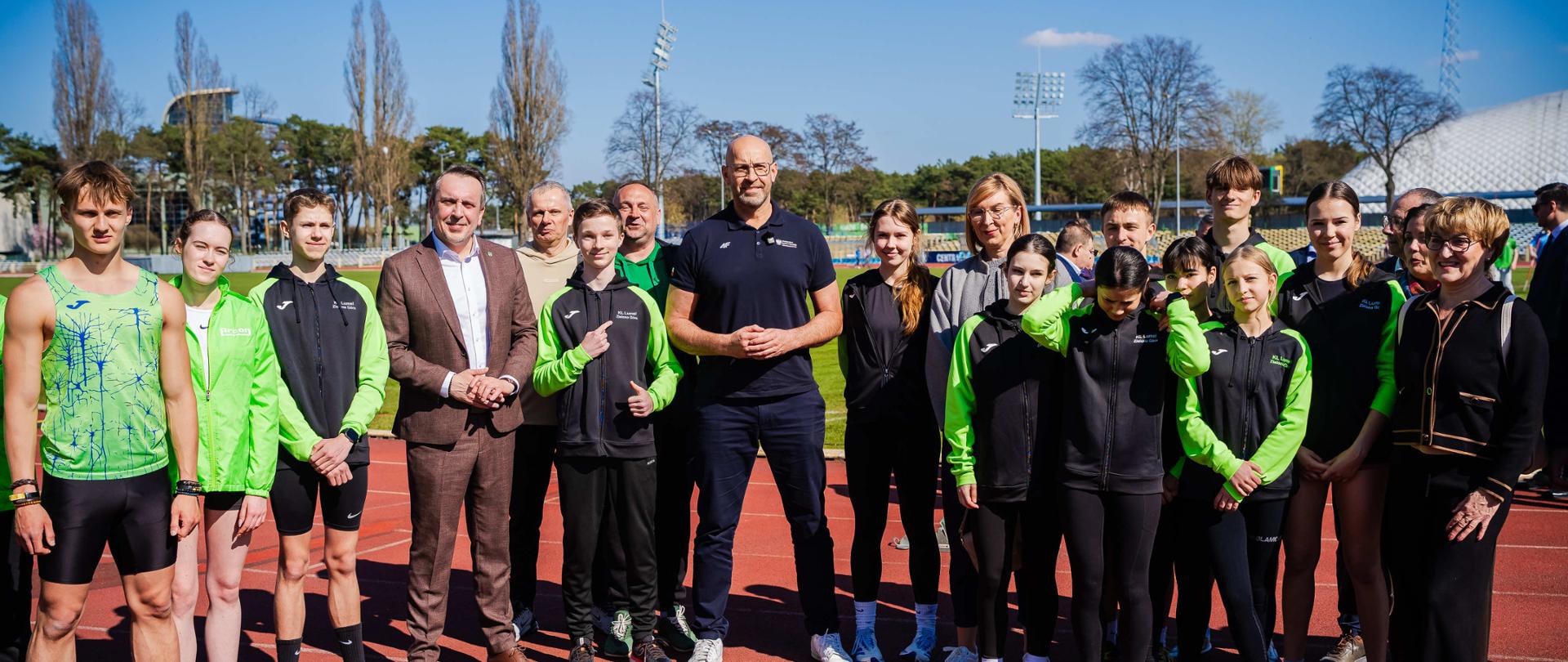 minister sportu i turystyki na stadionie lekkoatletycznym w Zielonej Górze