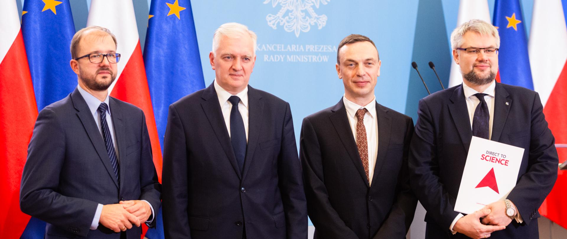 Na zdjęciu widać wicepremiera Jarosława Gowina, wiceministra Piotra Dardzińskiego dr hab. Łukasza Bratasza i dyrektora NAW-y Łukasza Wojdygę