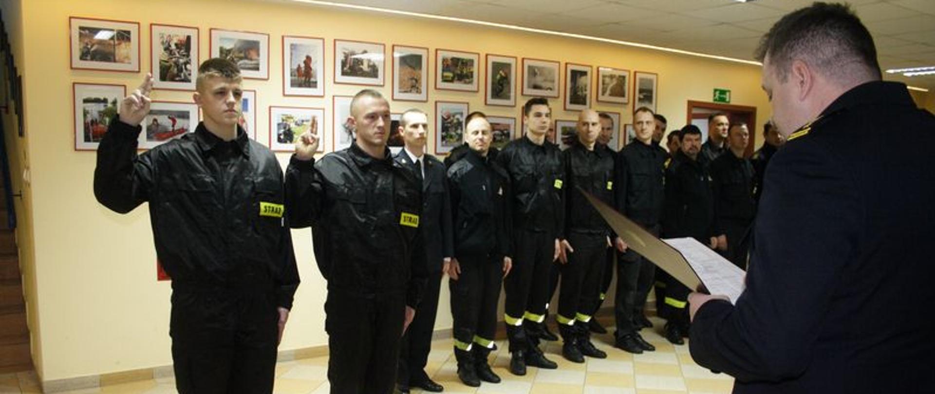 Zdjęcie przedstawia ślubowanie nowych strażaków