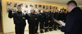 Zdjęcie przedstawia ślubowanie nowych strażaków