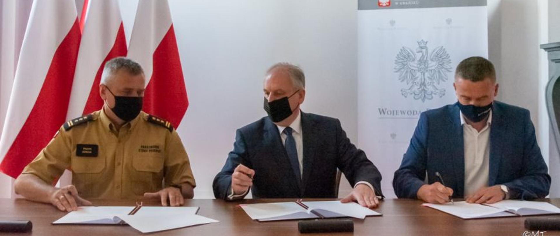 Pomorski komendant wojewódzki Państwowej Straży Pożarnej, wojewoda pomorski oraz prezes Pomorskiego Związku Piłki Nożnej podpisują umowę na szkolenia z zakresu udzielania pierwszej pomocy.