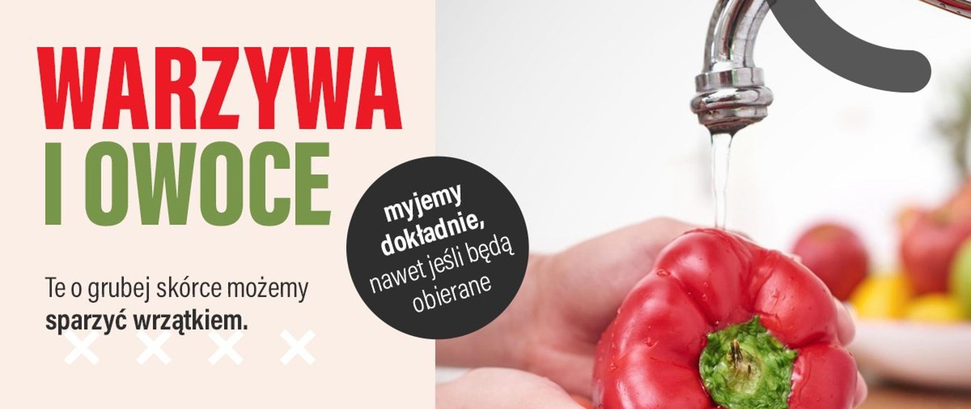 Dłonie pod kuchennym kranem trzymające czerwoną paprykę.