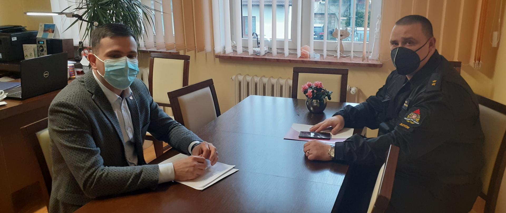 Na zdjęciu Komendant Powiatowy mł. kpt. Tomasz Lewandowski wraz z Wójtem Gminy Zakrzewo Markiem Buławą.