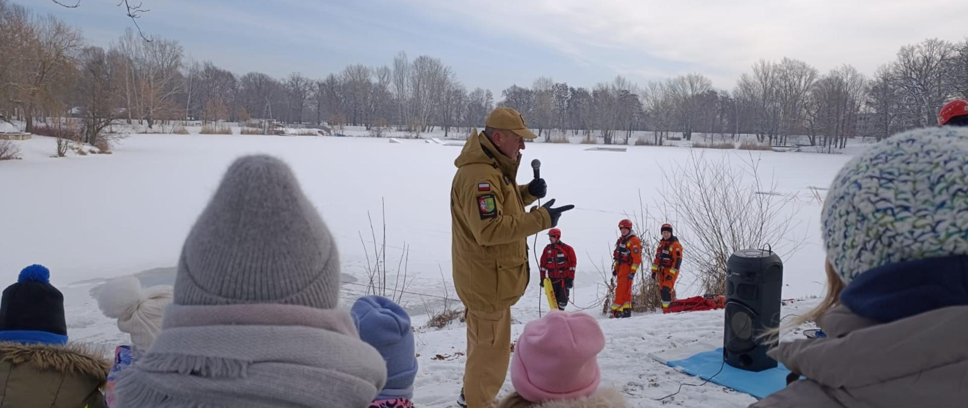 W okresie poprzedzającym ferie zimowe 2026 oraz w trakcie ich trwania nowosolscy strażacy wspólnie z druhami Ochotniczych Straży Pożarnych, realizują działania w ramach ogólnopolskiej kampanii „Bezpieczne Ferie”.
