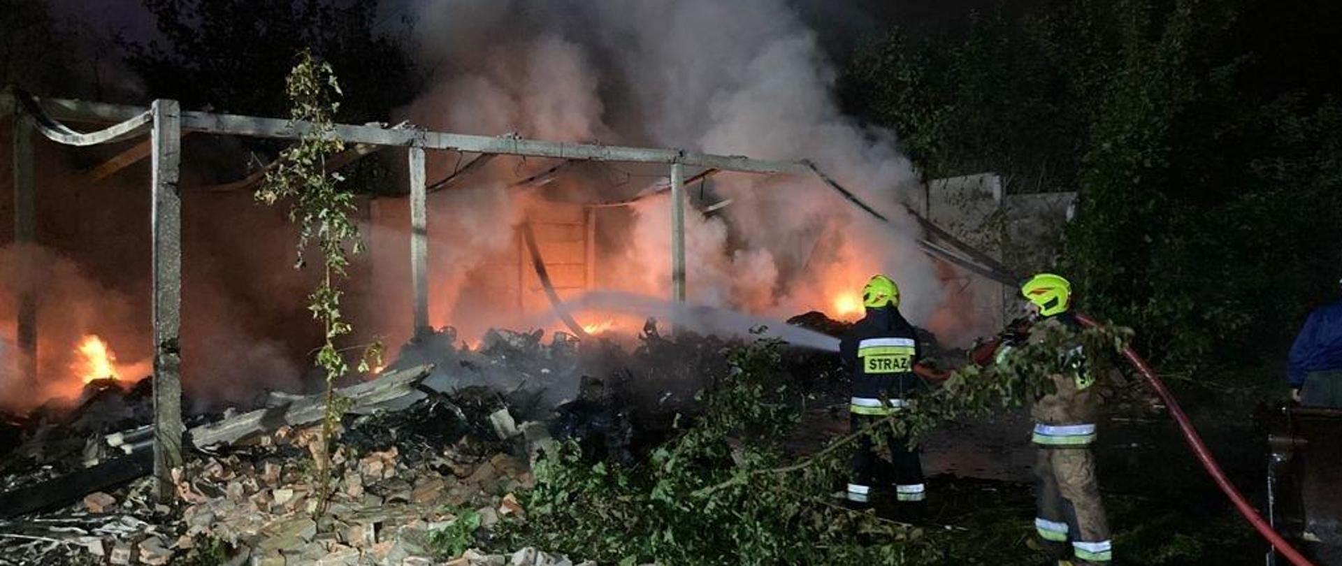 Pożar składowiska odpadów z tworzyw sztucznych w budynku magazynowym 