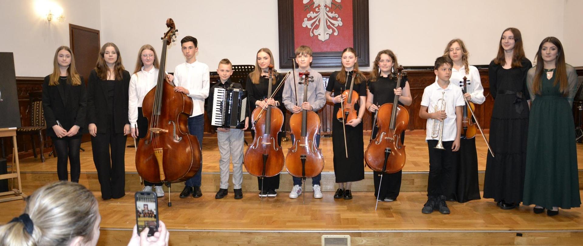 uczniowie klasy IVB cyklu czteroletniego PSM I stopnia podczas swojego koncertu klasowego na scenie Sali Królewskiej naszej szkoły