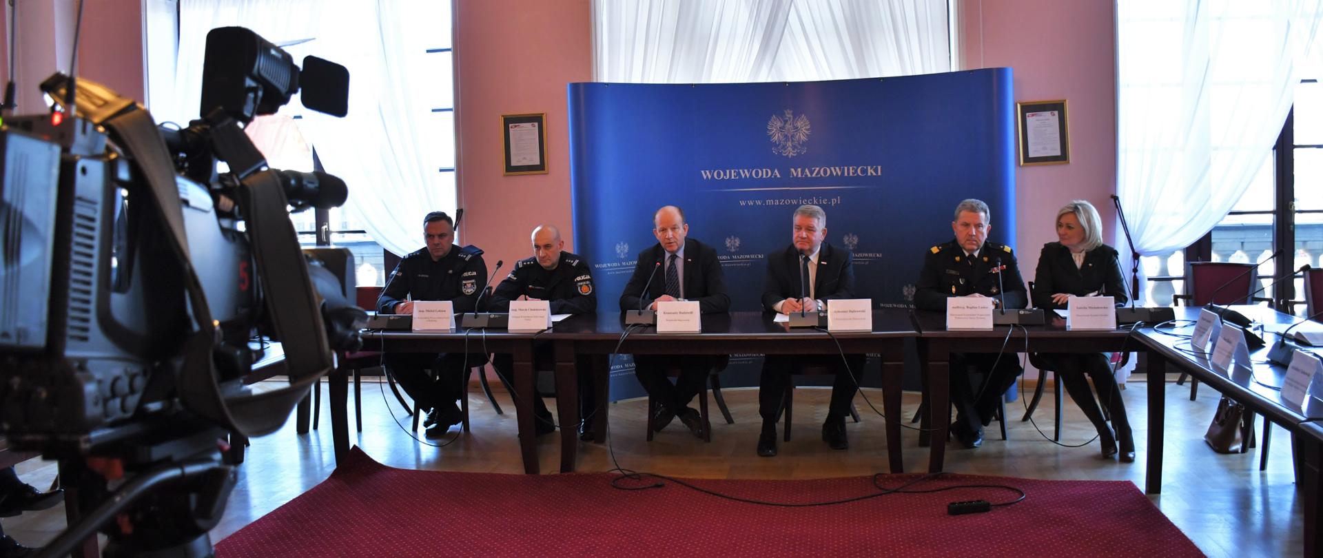 Konferencja prasowa z udziałem służb i inspekcji Mazowsza. 