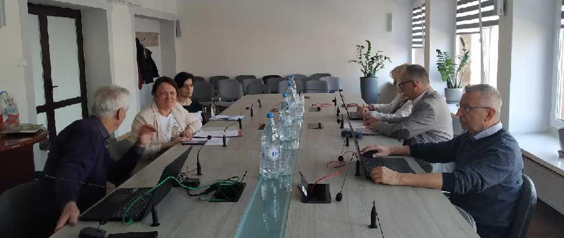 Od lewej Pan A. Musiała (członek komisji), Pani M. Krasoń (ŁODR, wiceprzewodnicząca komisji), Pani A. Lasota (WIORiN), Pani W. Lewik (członek komisji), Pan P. Niełacny (ARMiR), Pan A. Dratwa (członek komisji)