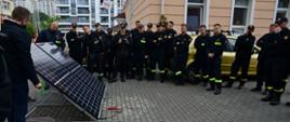 Funkcjonariusze PSP uczestniczą w zajęciach praktycznych z zagrożeń - instalacja fotowoltaiczna.
