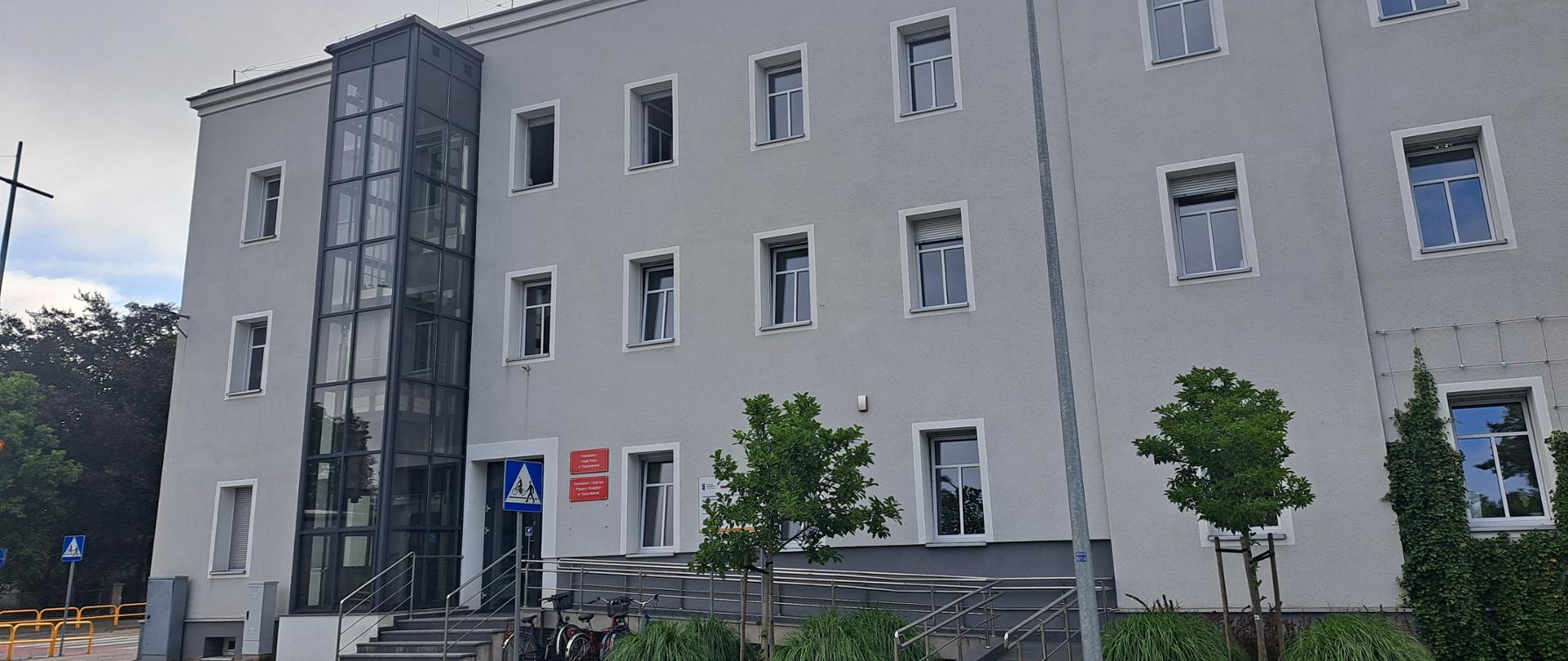 Zdjęcie przedstawia budynek Powiatowego Urzędu Pracy w Namysłowie w którym mieści się nowa siedziba biura.