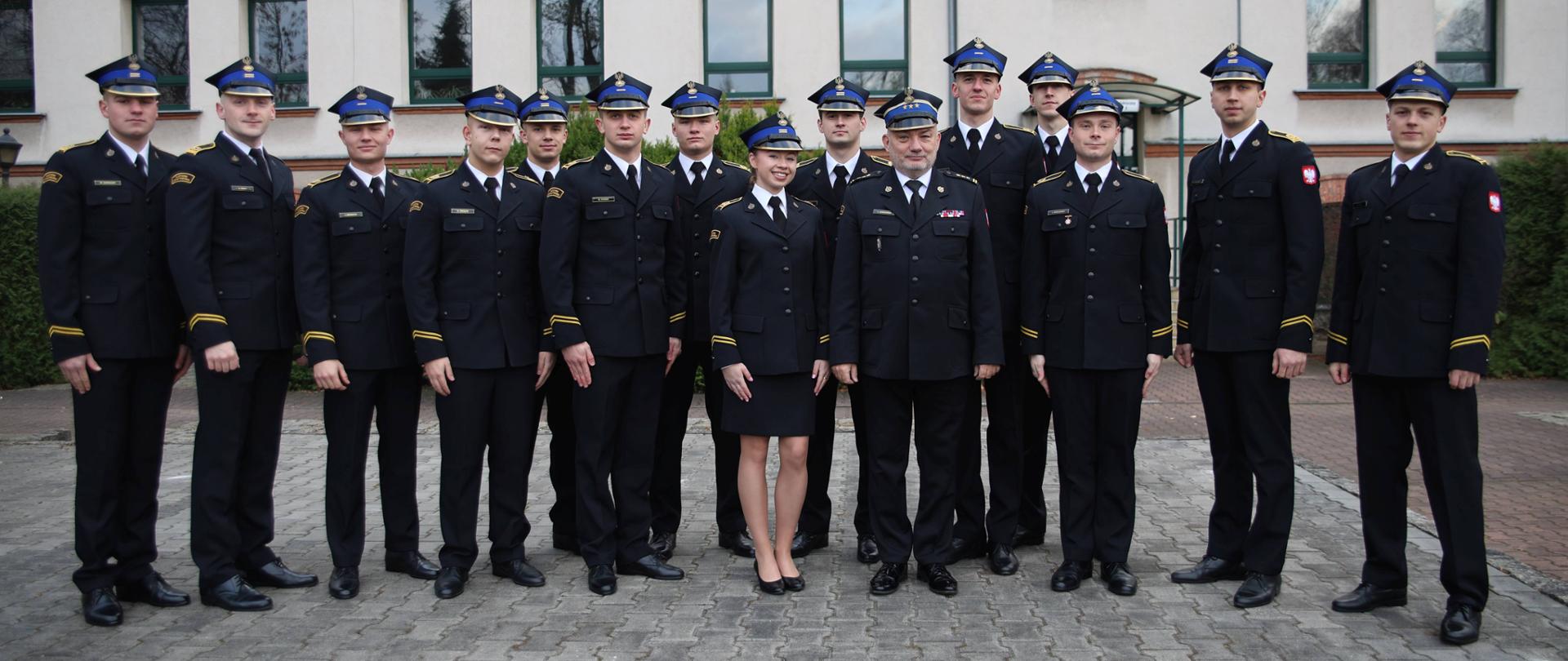 Pamiątkowe zdjęcie awansowanej kadetki oraz kadetów CS PSP (14 osób) w towarzystwie Komendanta Centralnej Szkoły PSP