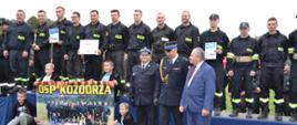 Zdjęcia przedstawia zwycięską drużynę w grupie A OSP Kozodrza po wręczeniu nagród.