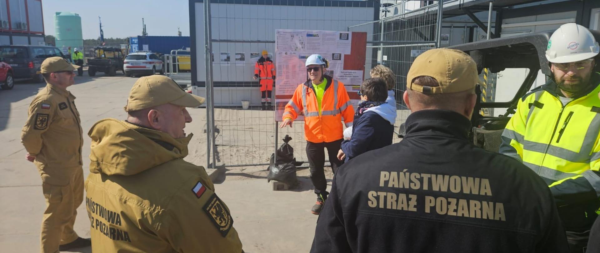 Wizyta Pomorskiego Komendanta Wojewódzkiego PSP na terenie przyszłej budowy elektrowni jądrowej w Lubiatowo - Kopalino oraz miejsca przewiertu pod kable eksportowe z morskich farm wiatrowych w Lubiatowie